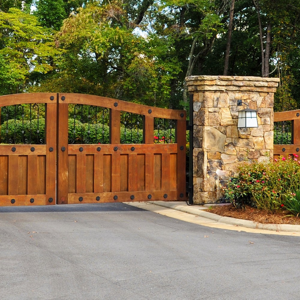 A cwing commercial gate
